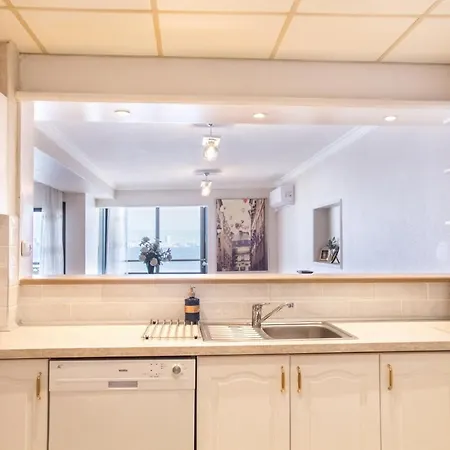 Spacious Flat With Sea View In Karsiyaka דירה *