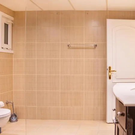 Spacious Flat With Sea View In Karsiyaka דירה