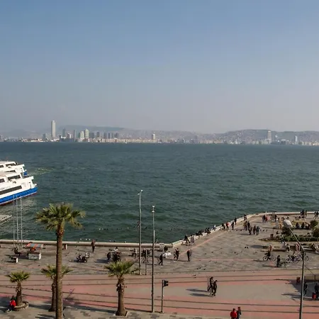 Spacious Flat With Sea View In Karsiyaka
