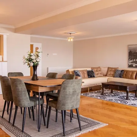 Spacious Flat With Sea View In Karsiyaka Daire İzmir